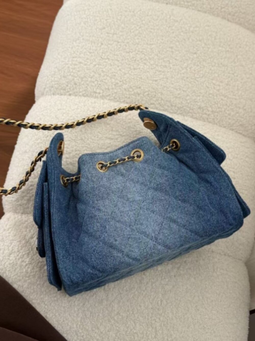 Classic CHANEL bag: A Stylish and Versatile Choice for Elegance - Picture 6 of 7